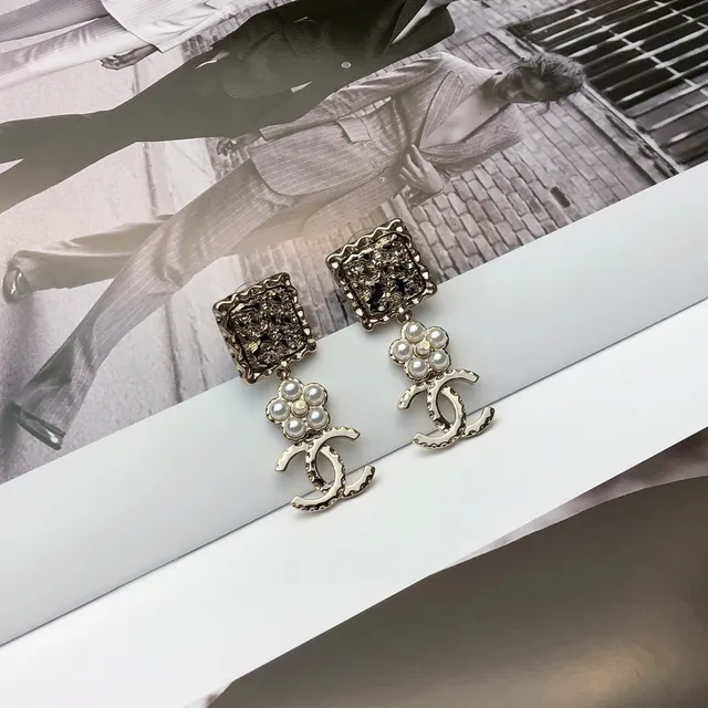 Chanel Quadrado Texturizado Flor de Pérola CC Logo Brincos de Gota 5