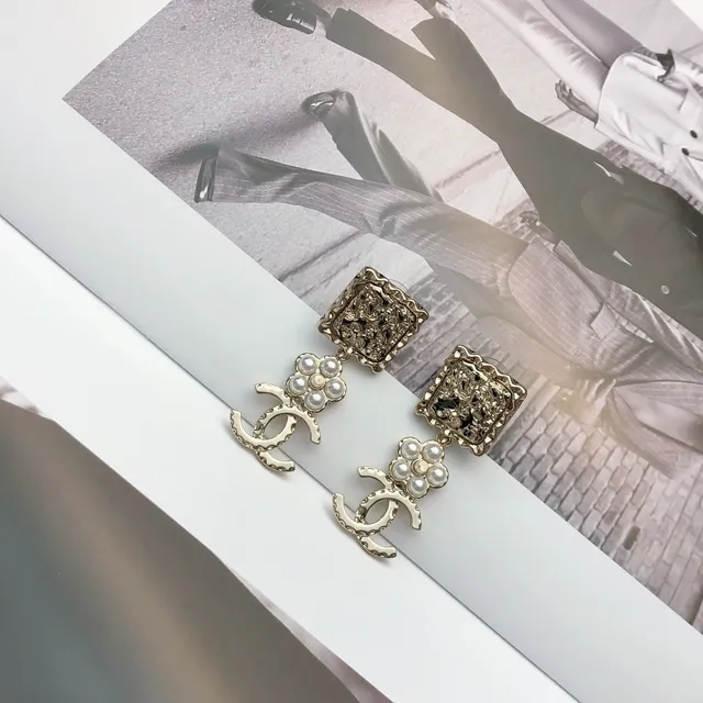 Chanel Quadrado Texturizado Flor de Pérola CC Logo Brincos de Gota 6