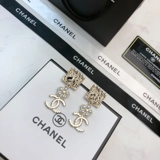 Chanel Quadrado Texturizado Flor de Pérola CC Logo Brincos de Gota 7