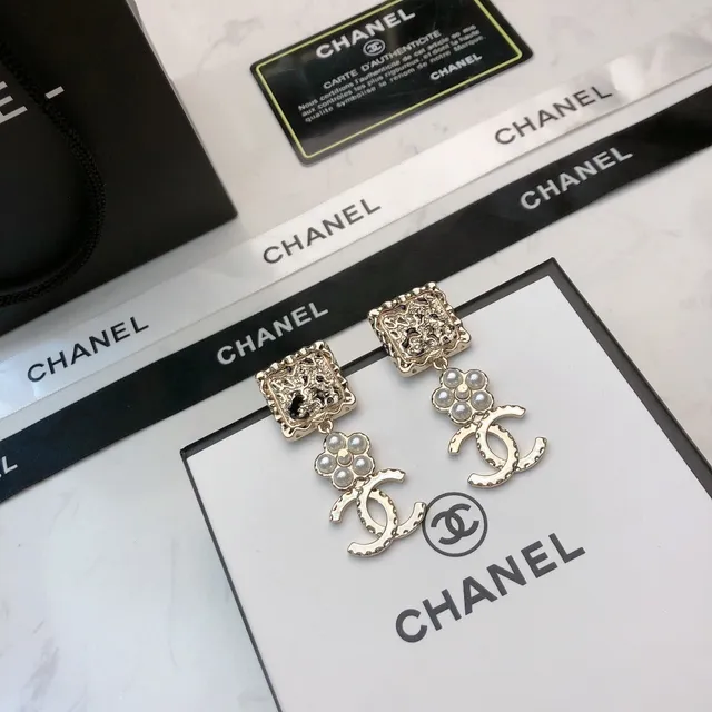 Chanel Quadrado Texturizado Flor de Pérola CC Logo Brincos de Gota 8