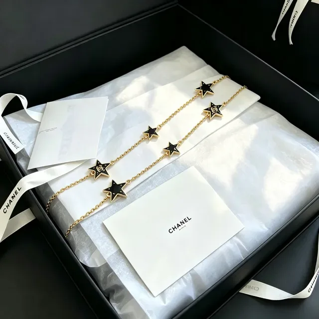 Collier Chanel motif étoile ton doré et émail noir 2