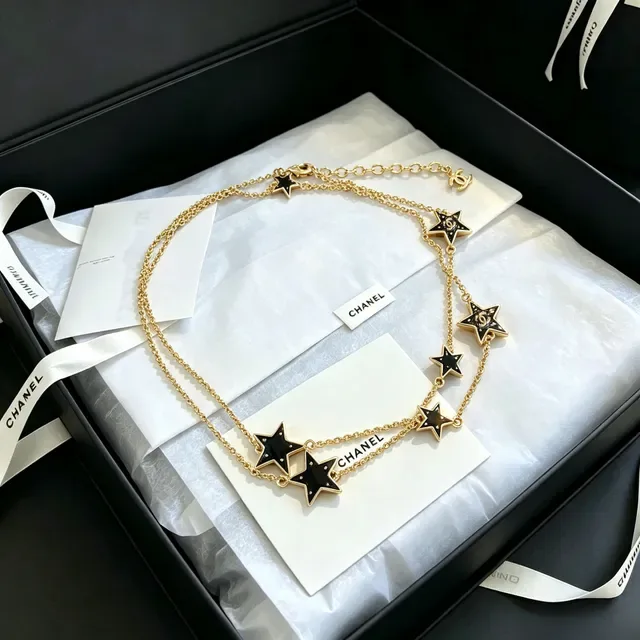 Collier Chanel motif étoile ton doré et émail noir 3