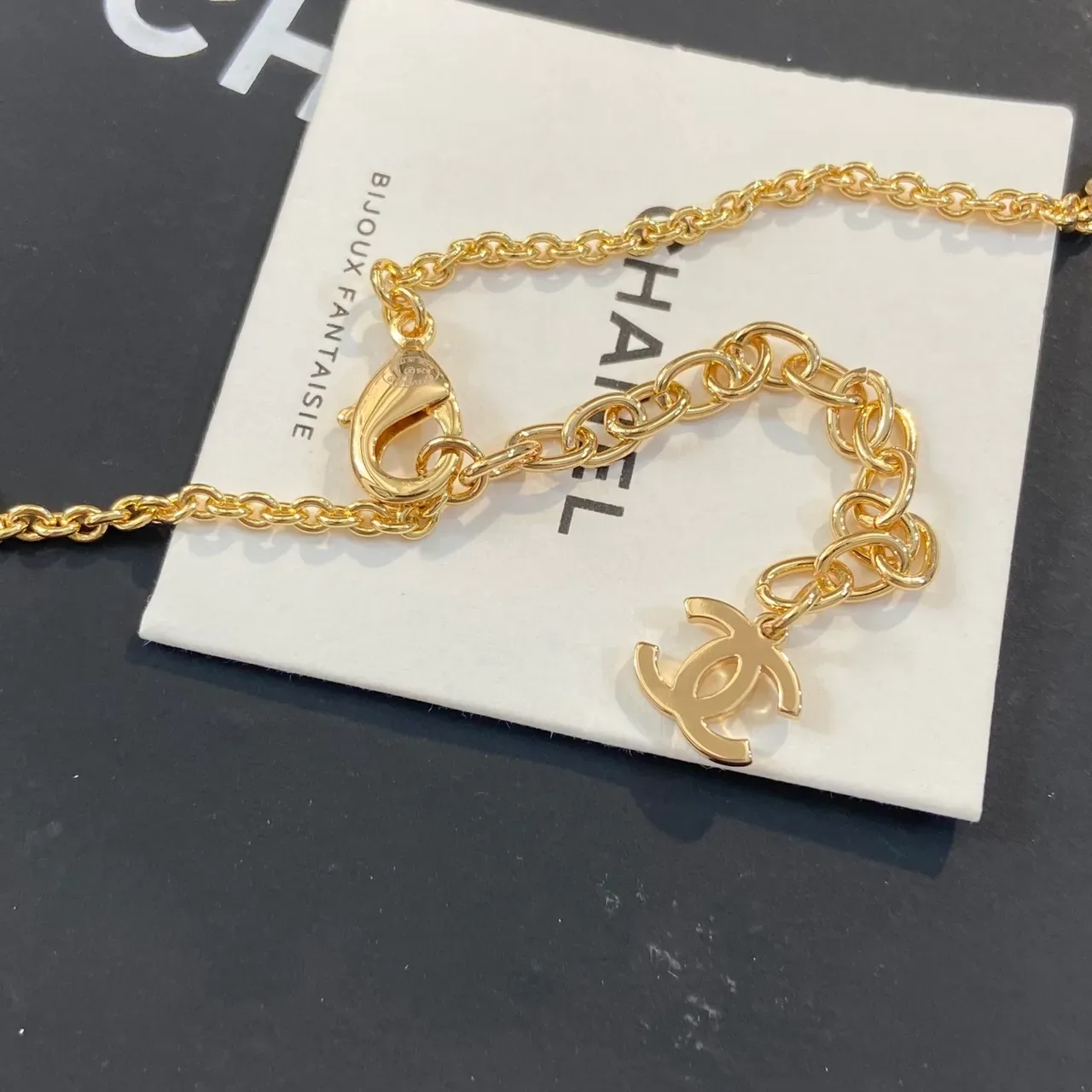 Collier Chanel motif étoile ton doré et émail noir 4