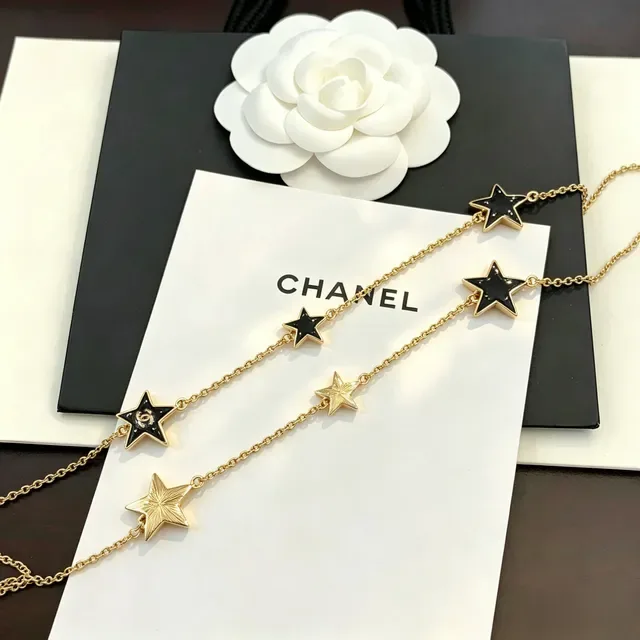 Collier Chanel motif étoile ton doré et émail noir 5