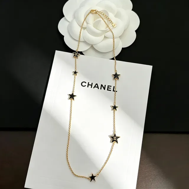 Collier Chanel motif étoile ton doré et émail noir 6