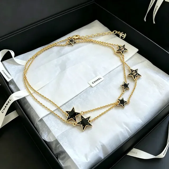 Collier Chanel motif étoile ton doré et émail noir 7