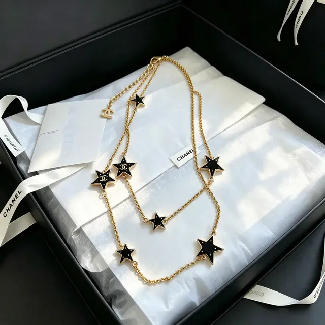 Collier Chanel motif étoile ton doré et émail noir 8