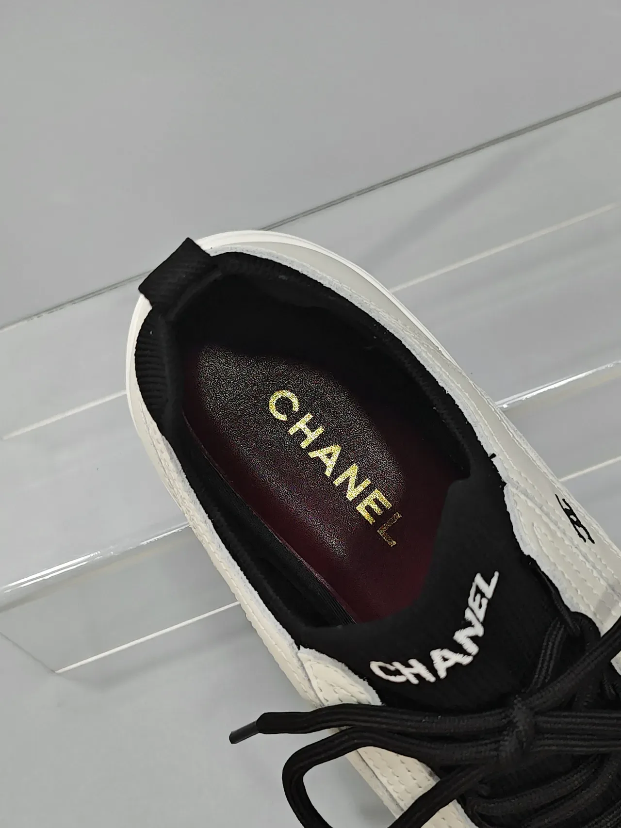 Chanel Tênis Lifestyle com Costura em Contraste Branco e Preto 3