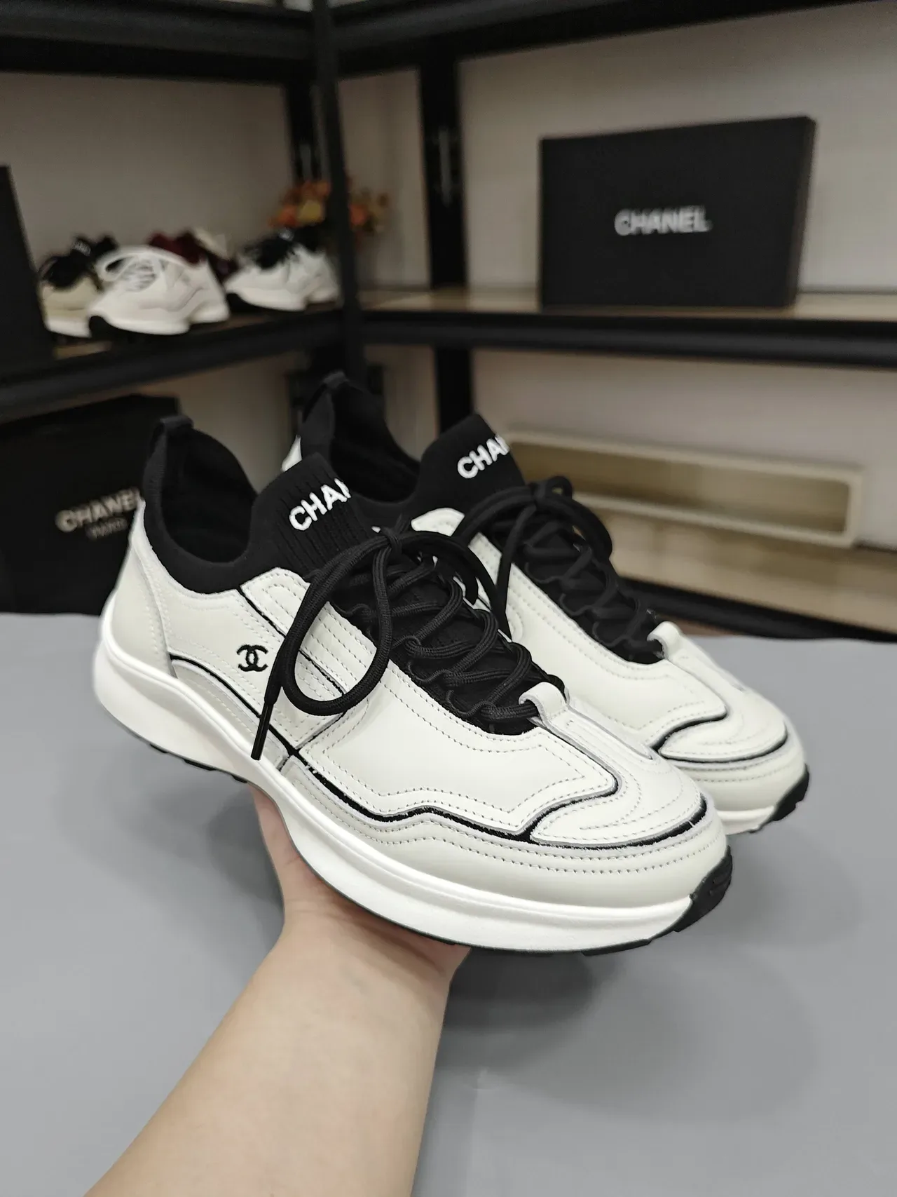Chanel Tênis Lifestyle com Costura em Contraste Branco e Preto 4