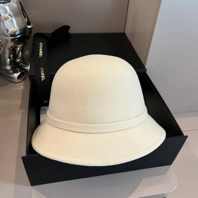 Chanel Fedora de feltro branco broche de plumas e pérolas 2