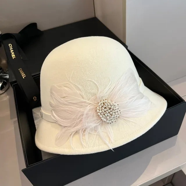 Chanel Fedora de feltro branco broche de plumas e pérolas 3