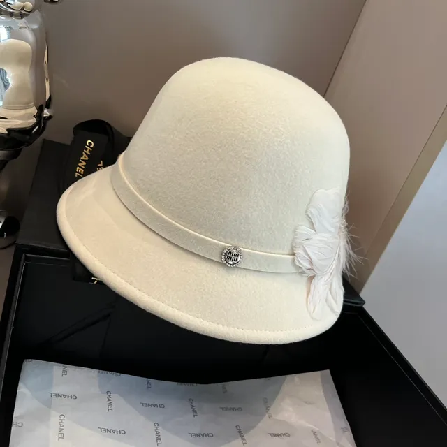 Chanel Fedora de feltro branco broche de plumas e pérolas 4