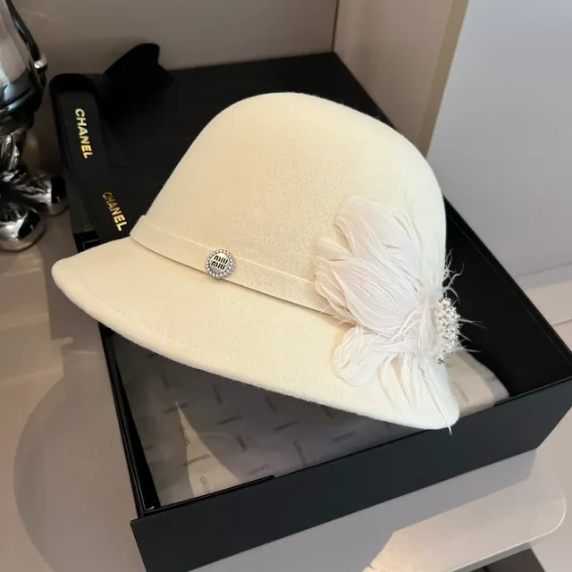 Chanel Fedora de feltro branco broche de plumas e pérolas 5