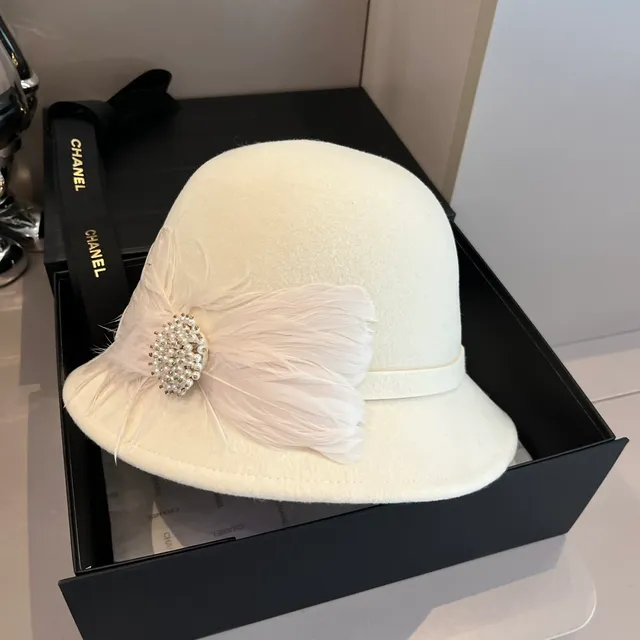 Chanel Fedora de feltro branco broche de plumas e pérolas 6