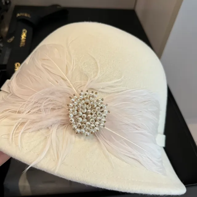 Chanel Fedora de feltro branco broche de plumas e pérolas 8