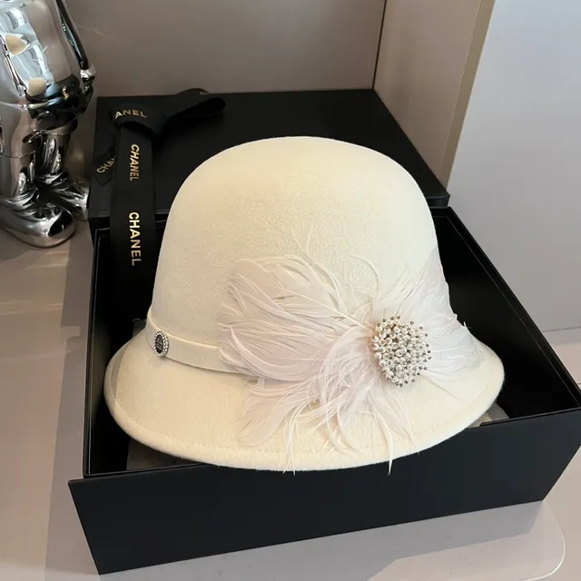Chanel Fedora de feltro branco broche de plumas e pérolas 9