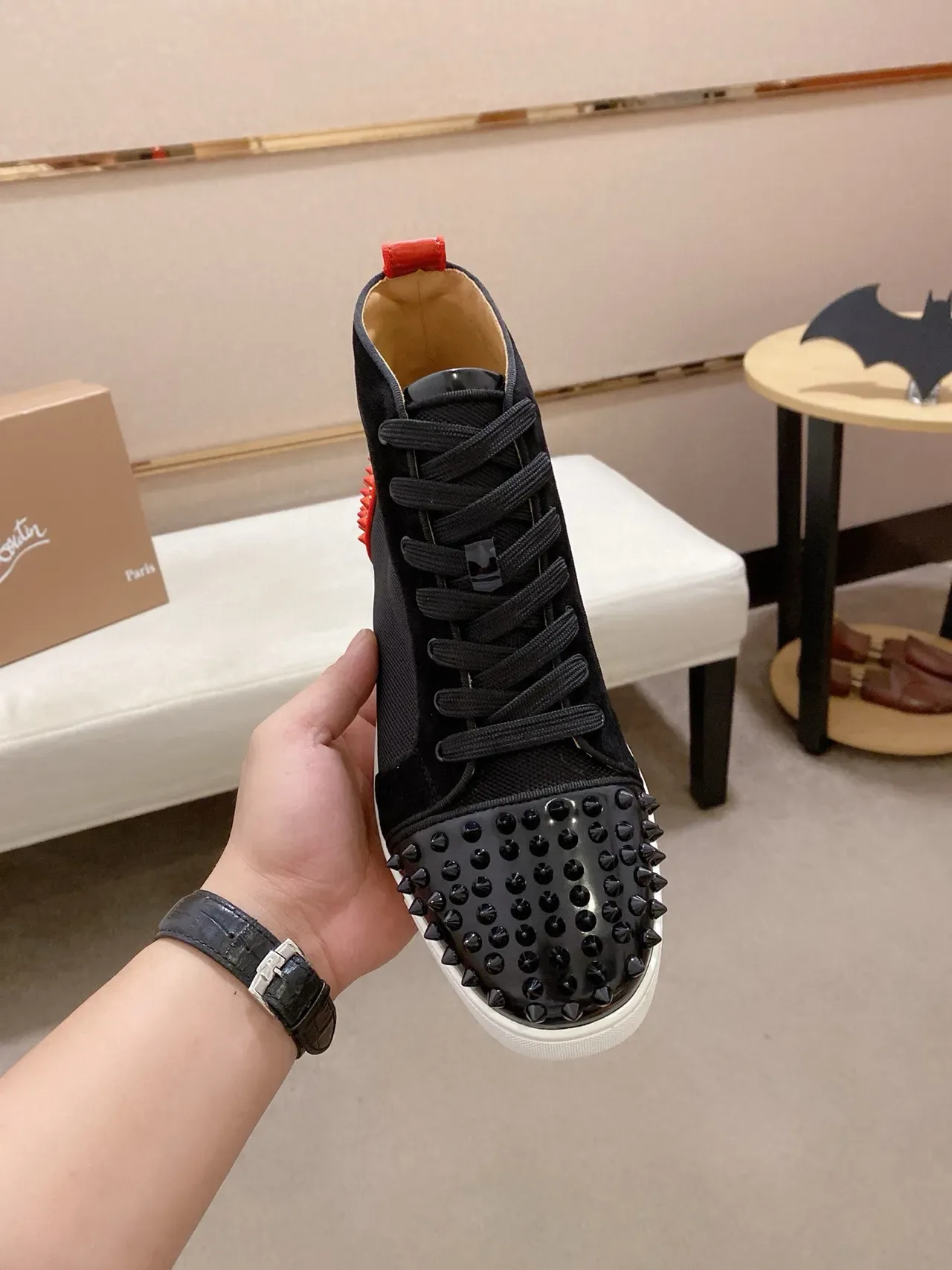 Christian Louboutin Tênis lifestyle preto e vermelho de cano alto com tachas no dedo do pé 2