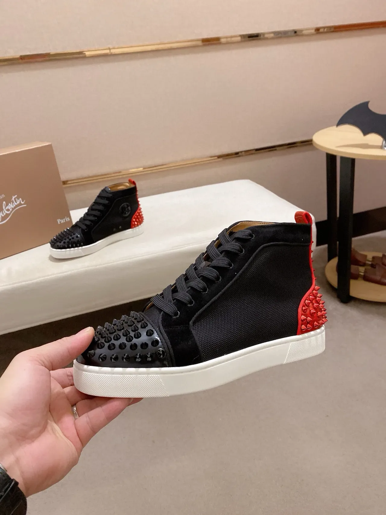 Christian Louboutin Tênis lifestyle preto e vermelho de cano alto com tachas no dedo do pé 3
