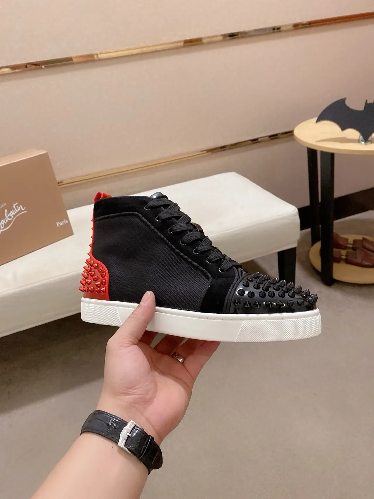 Christian Louboutin Tênis lifestyle preto e vermelho de cano alto com tachas no dedo do pé 4