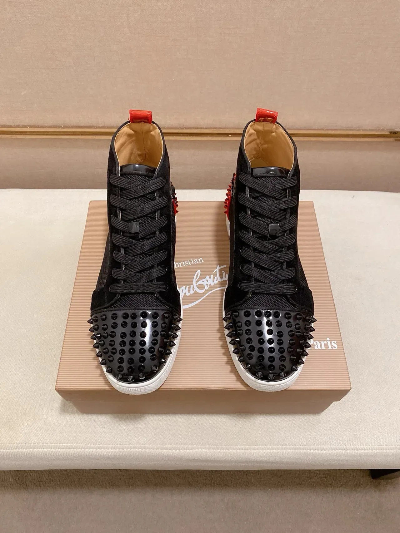 Christian Louboutin Tênis lifestyle preto e vermelho de cano alto com tachas no dedo do pé 7