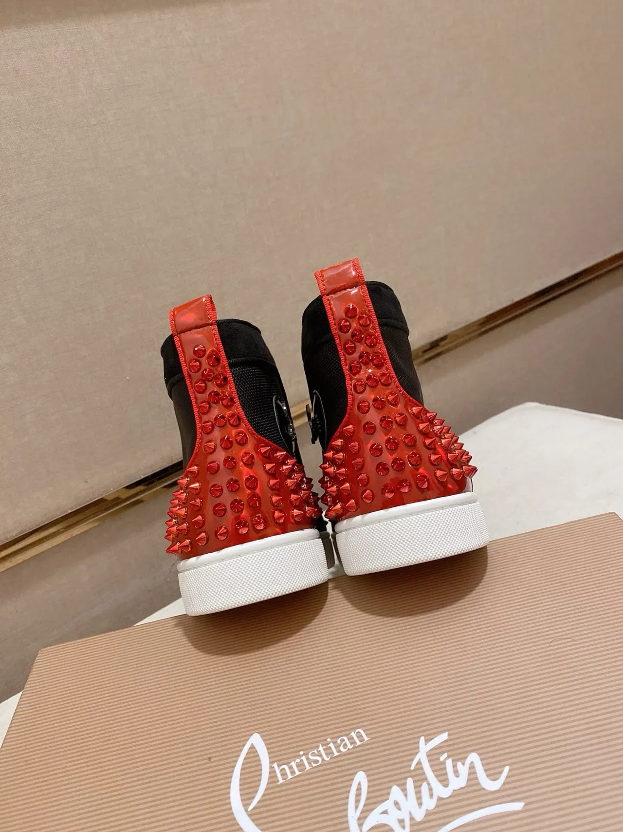 Christian Louboutin Tênis lifestyle preto e vermelho de cano alto com tachas no dedo do pé 8