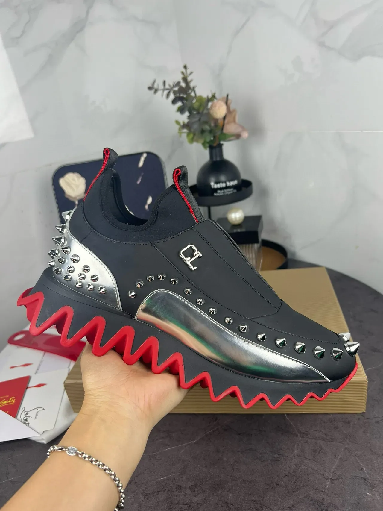 Christian Louboutin Sneakers Lifestyle Noir et Rouge à Enfiler avec Studs 2