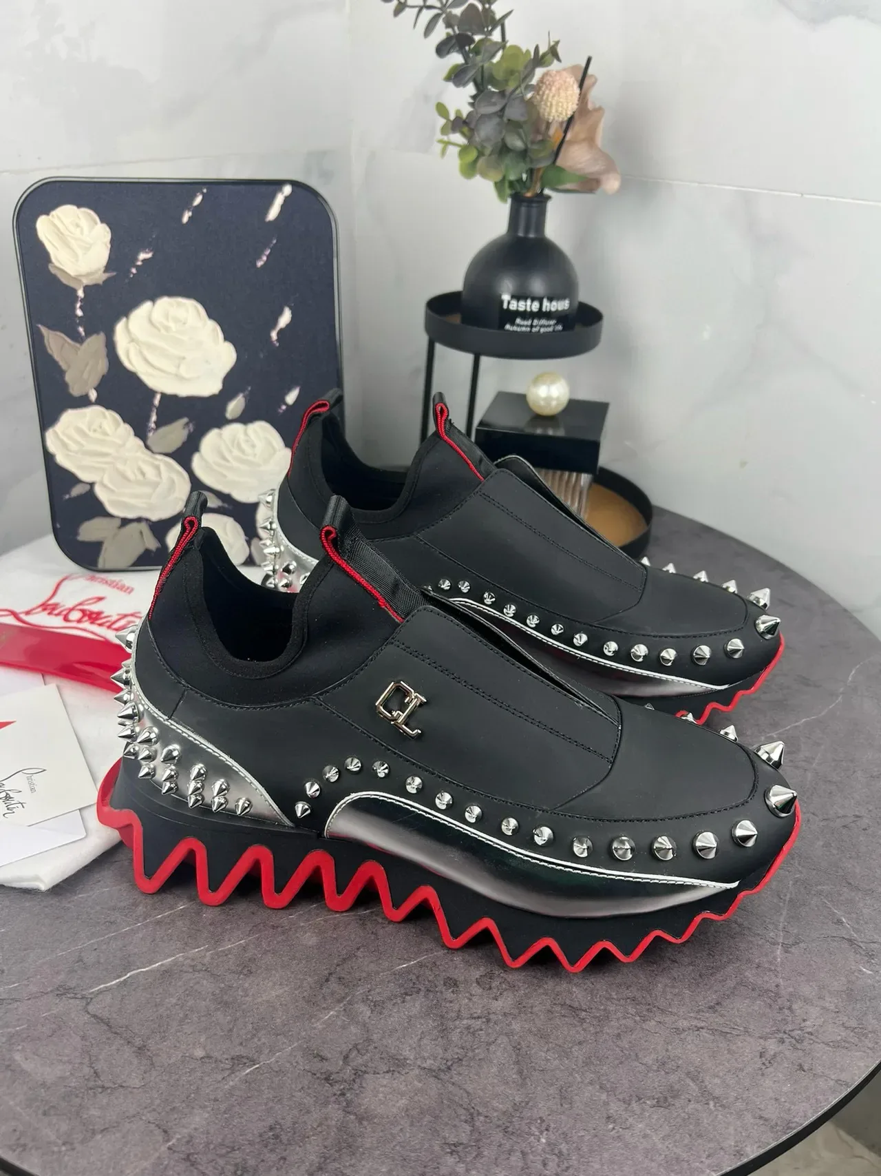 Christian Louboutin Sneakers Lifestyle Noir et Rouge à Enfiler avec Studs 3