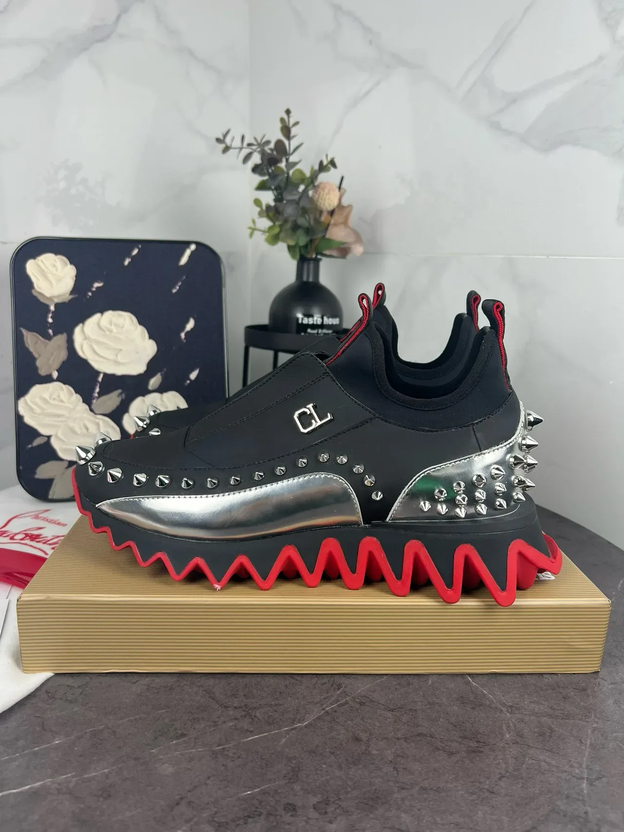 Christian Louboutin Sneakers Lifestyle Noir et Rouge à Enfiler avec Studs 4