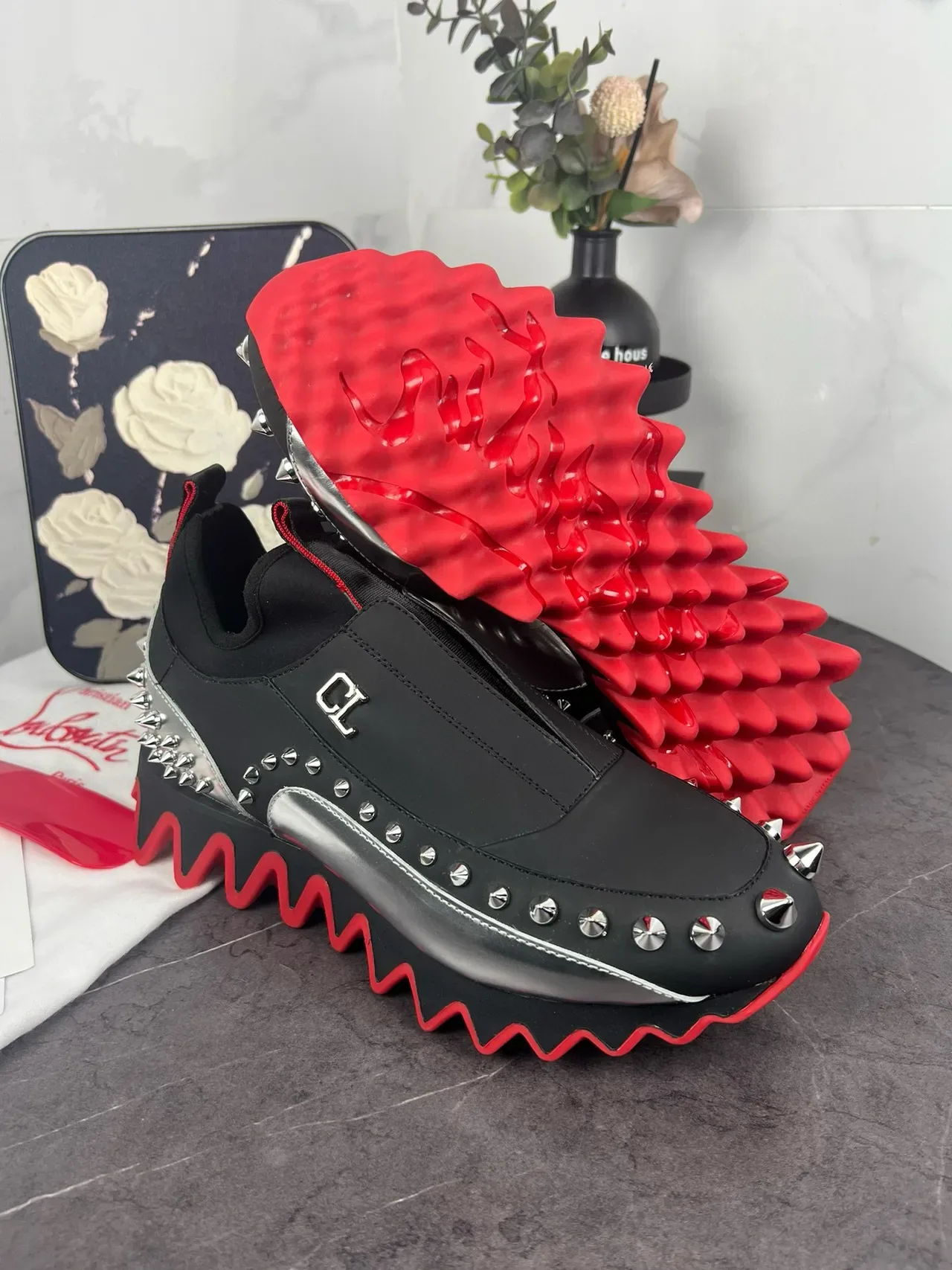Christian Louboutin Sneakers Lifestyle Noir et Rouge à Enfiler avec Studs 5