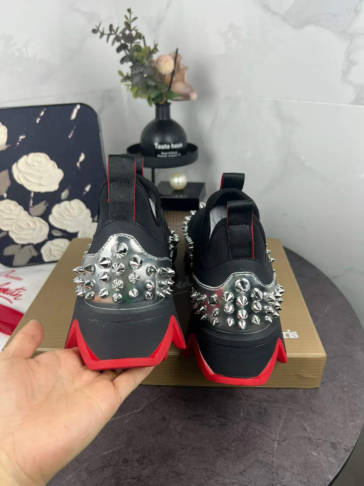 Christian Louboutin Sneakers Lifestyle Noir et Rouge à Enfiler avec Studs 6
