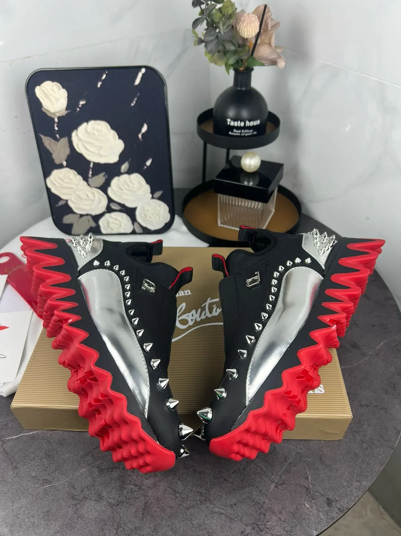 Christian Louboutin Sneakers Lifestyle Noir et Rouge à Enfiler avec Studs 7