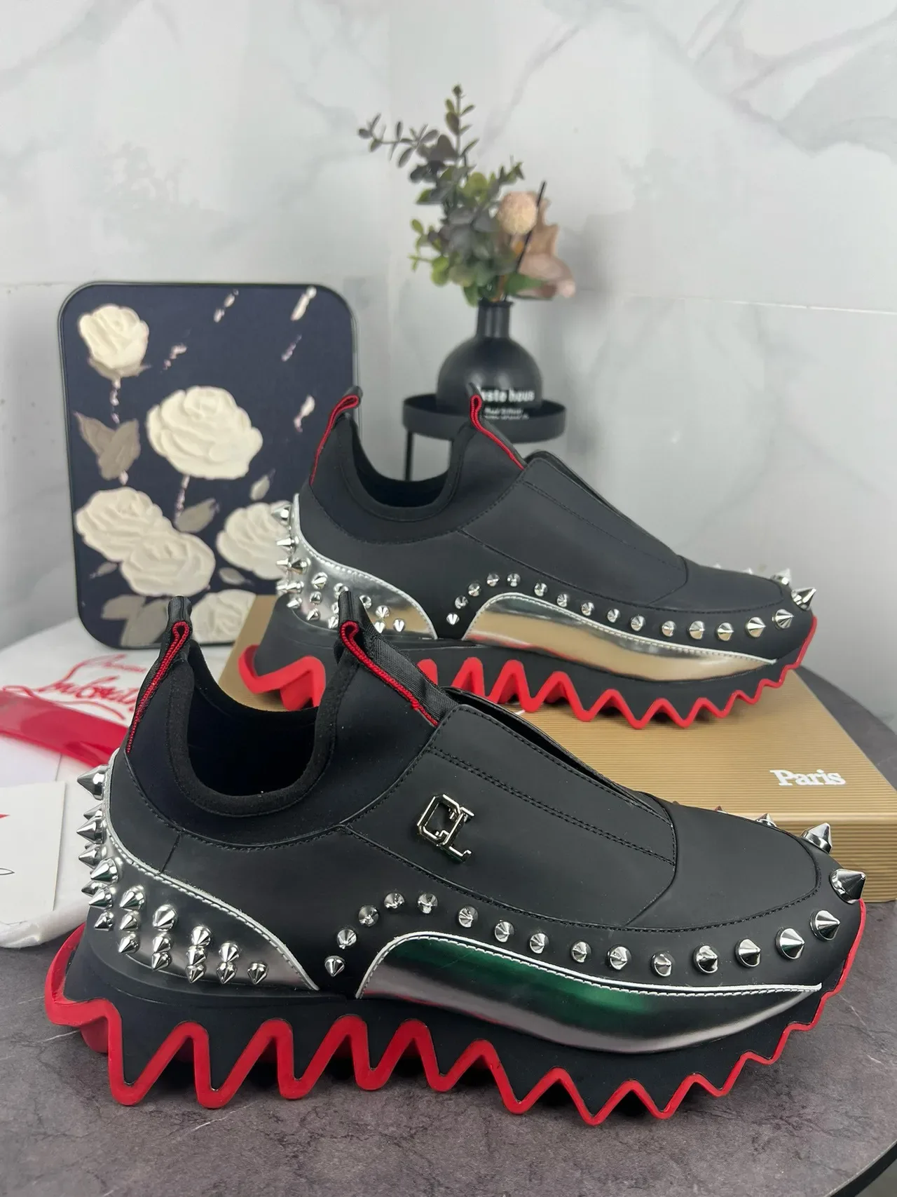 Christian Louboutin Sneakers Lifestyle Noir et Rouge à Enfiler avec Studs 9