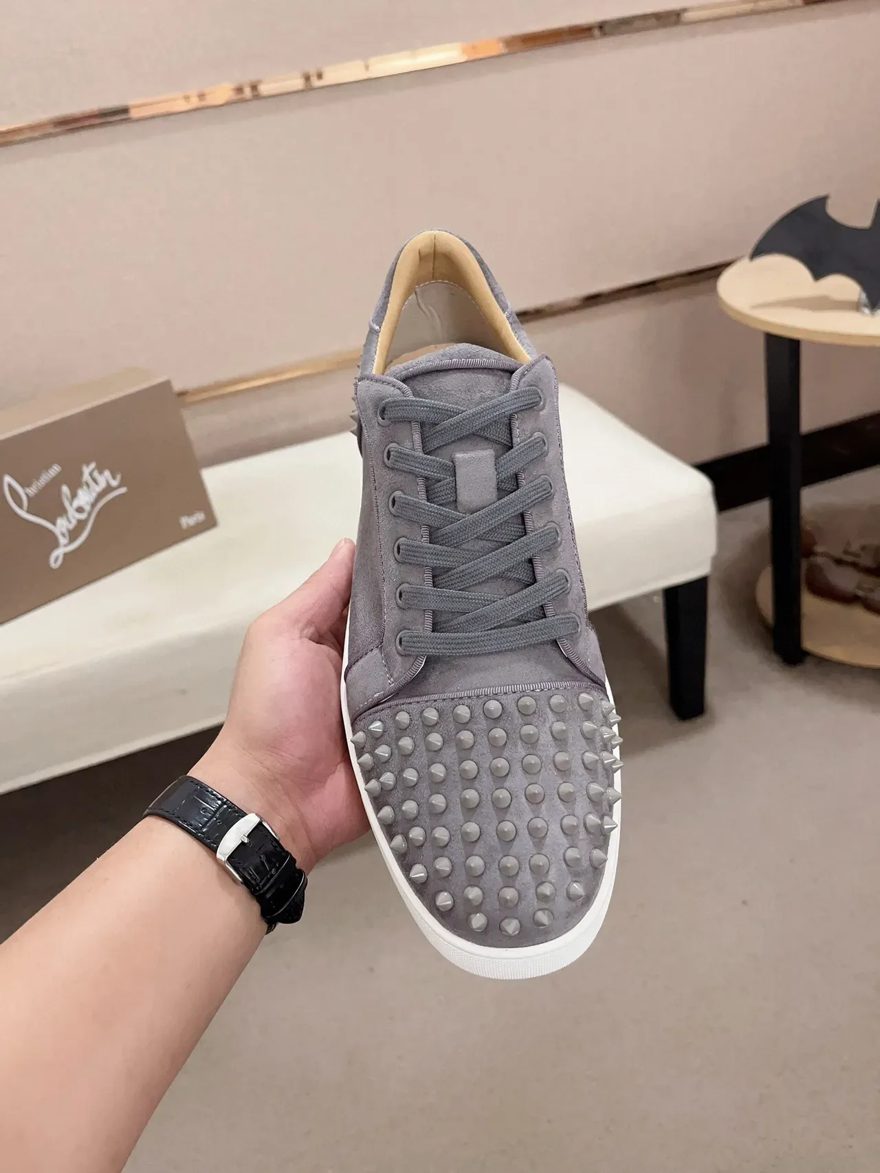Christian Louboutin Gris Blanc Doigt avec picots Haut en daim Sneakers Lifestyle 2