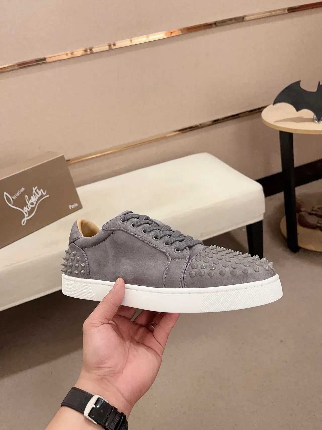 Christian Louboutin Gris Blanc Doigt avec picots Haut en daim Sneakers Lifestyle 3