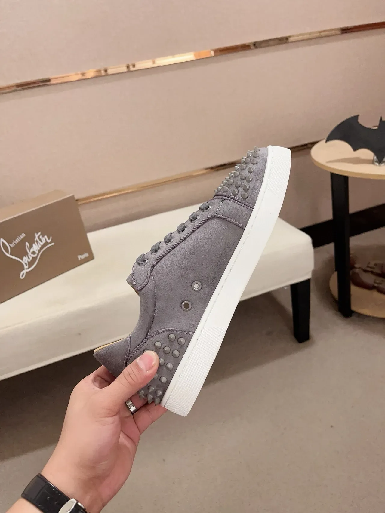 Christian Louboutin Gris Blanc Doigt avec picots Haut en daim Sneakers Lifestyle 4