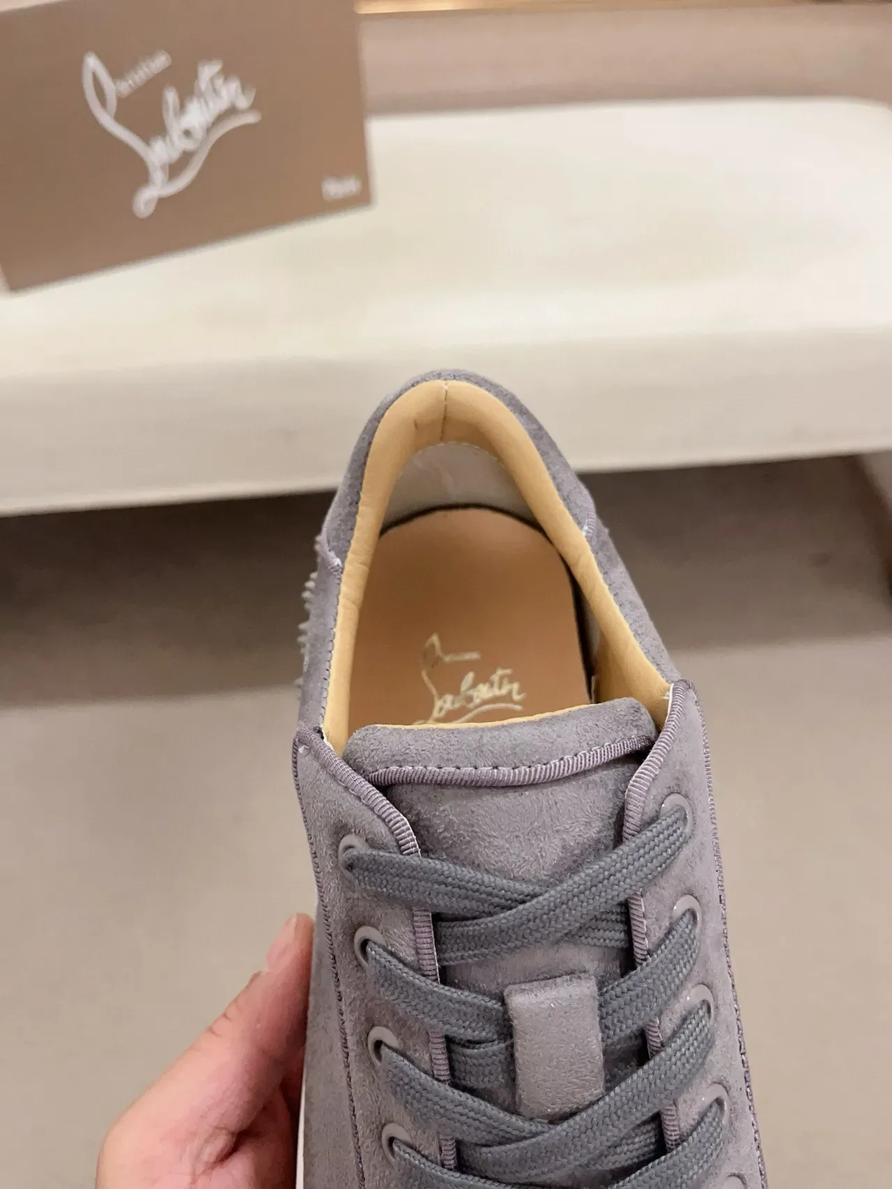 Christian Louboutin Gris Blanc Doigt avec picots Haut en daim Sneakers Lifestyle 5