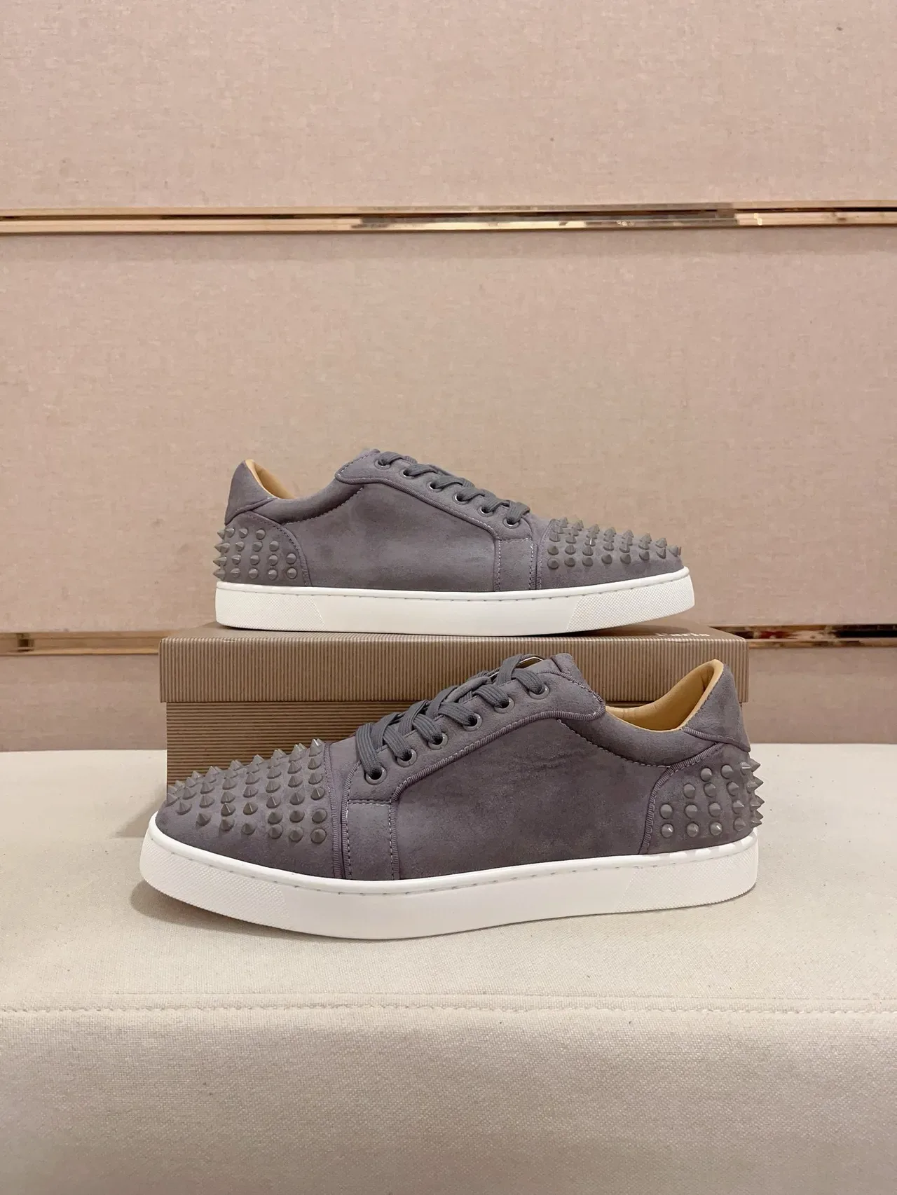 Christian Louboutin Gris Blanc Doigt avec picots Haut en daim Sneakers Lifestyle 6