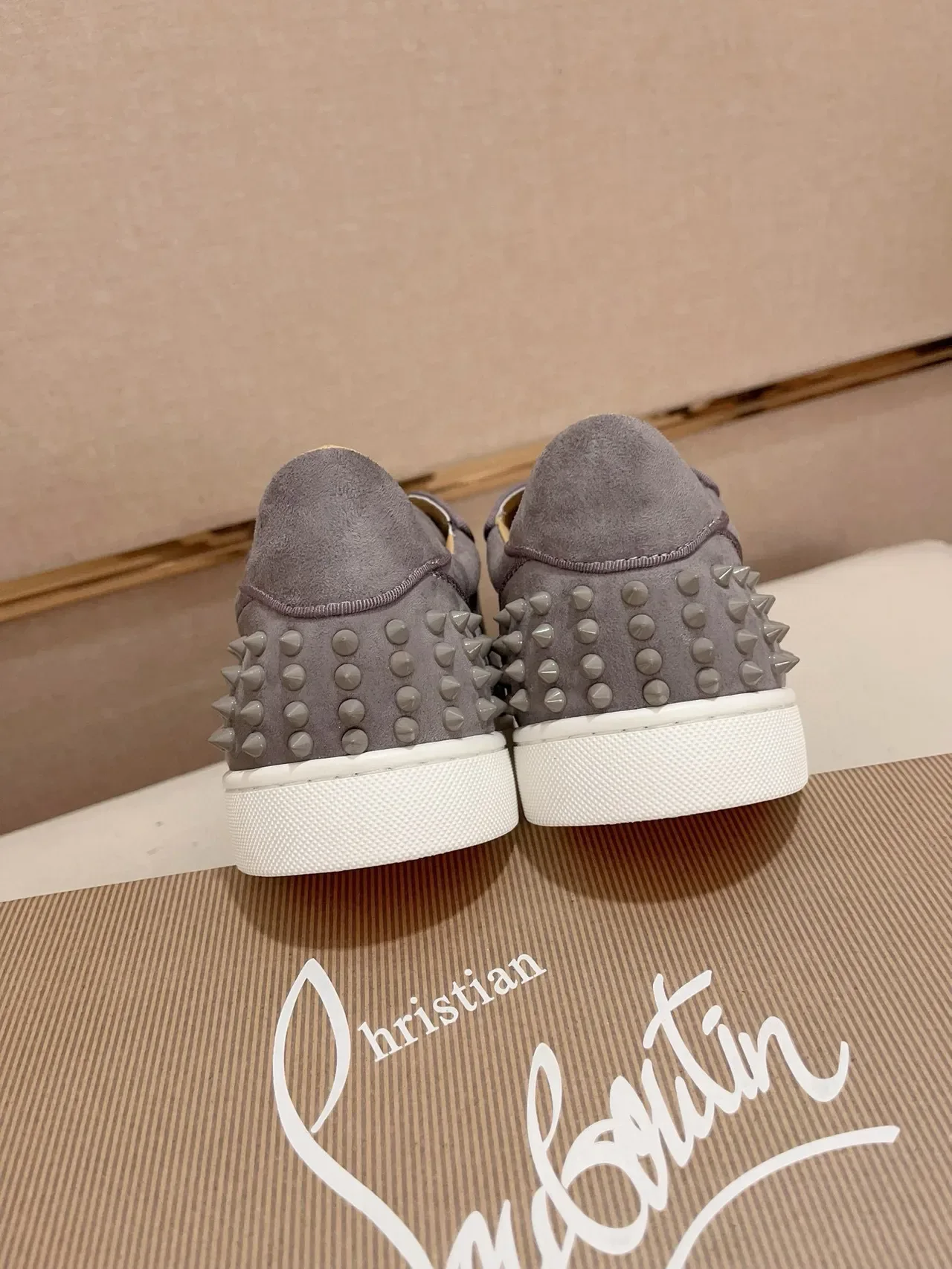 Christian Louboutin Gris Blanc Doigt avec picots Haut en daim Sneakers Lifestyle 7
