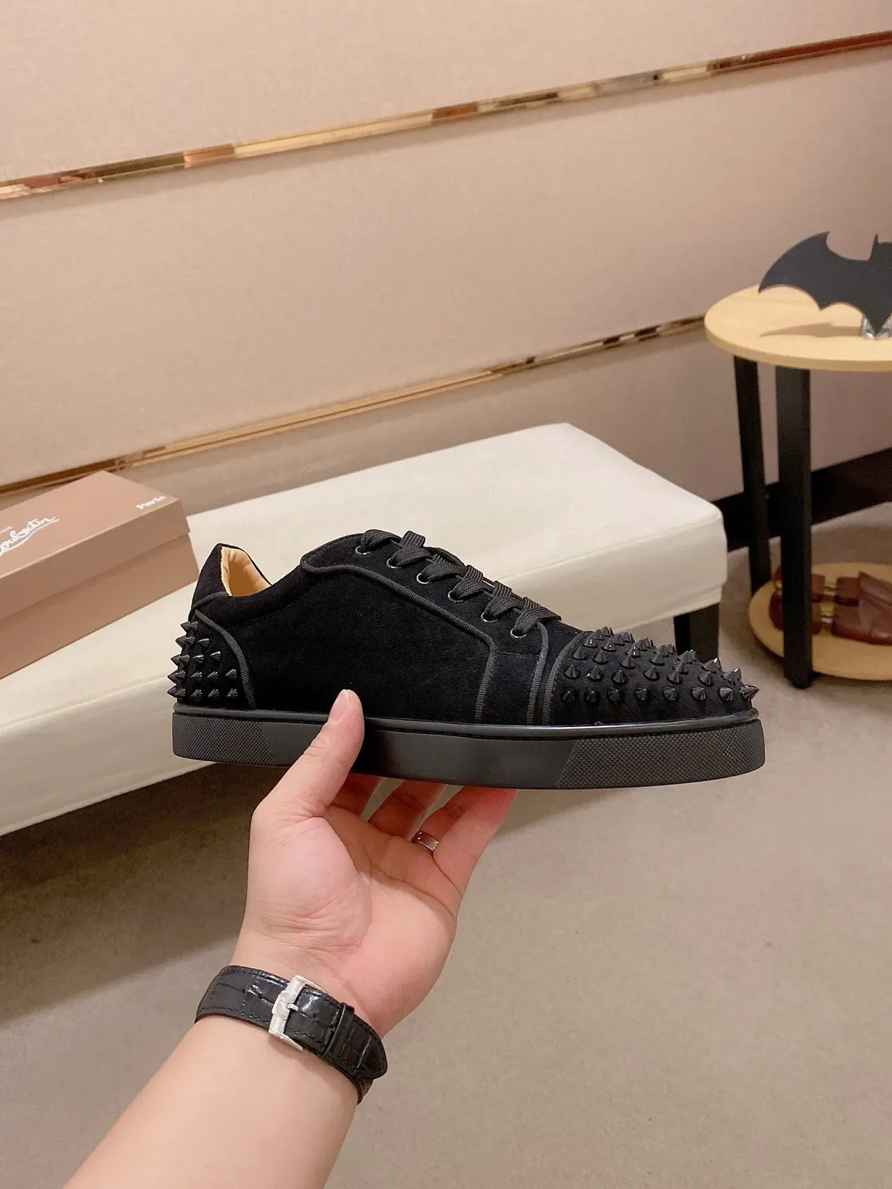 Christian Louboutin Spike Sneaker Chaussure Noire en Daim à Spikes sur la Pointe et le Talón Chaussure Lifestyle 3
