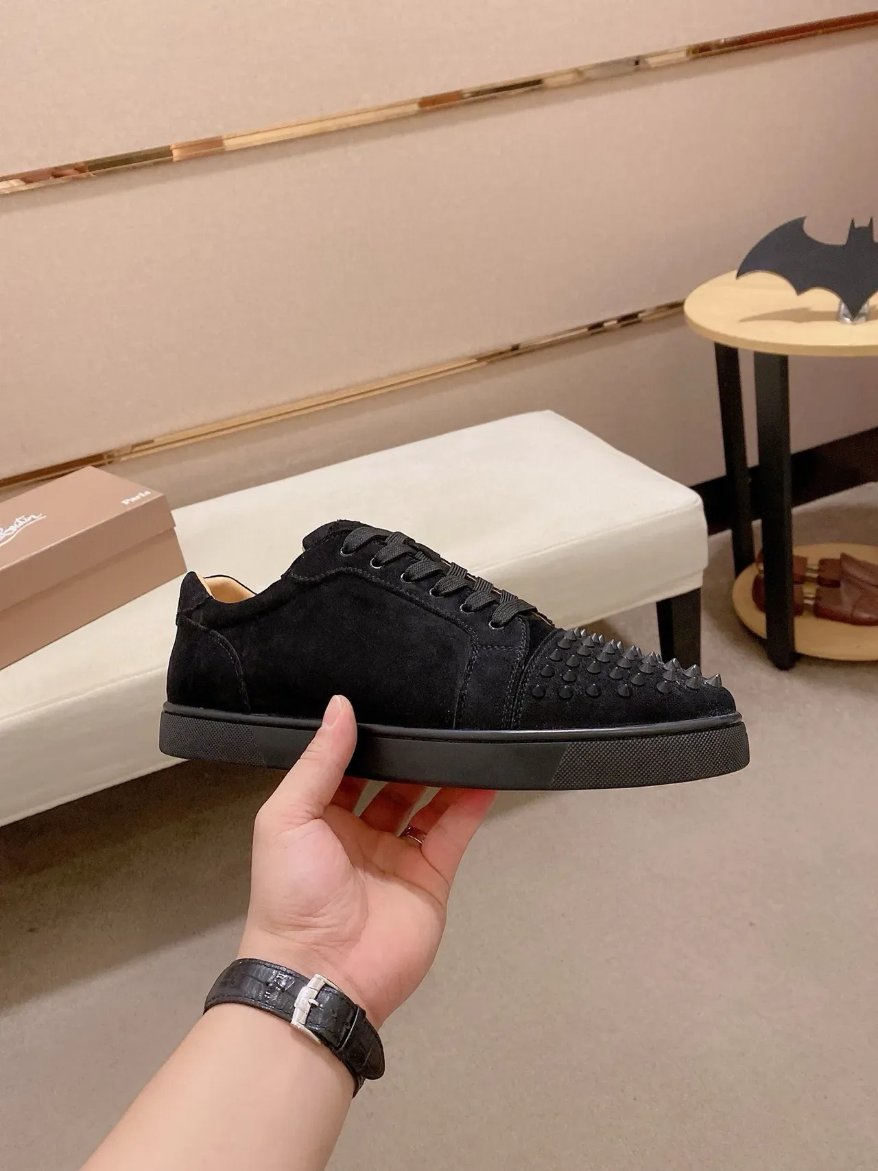 Christian Louboutin Spike Sneaker Chaussure Noire en Daim à Spikes sur la Pointe et le Talón Chaussure Lifestyle 4