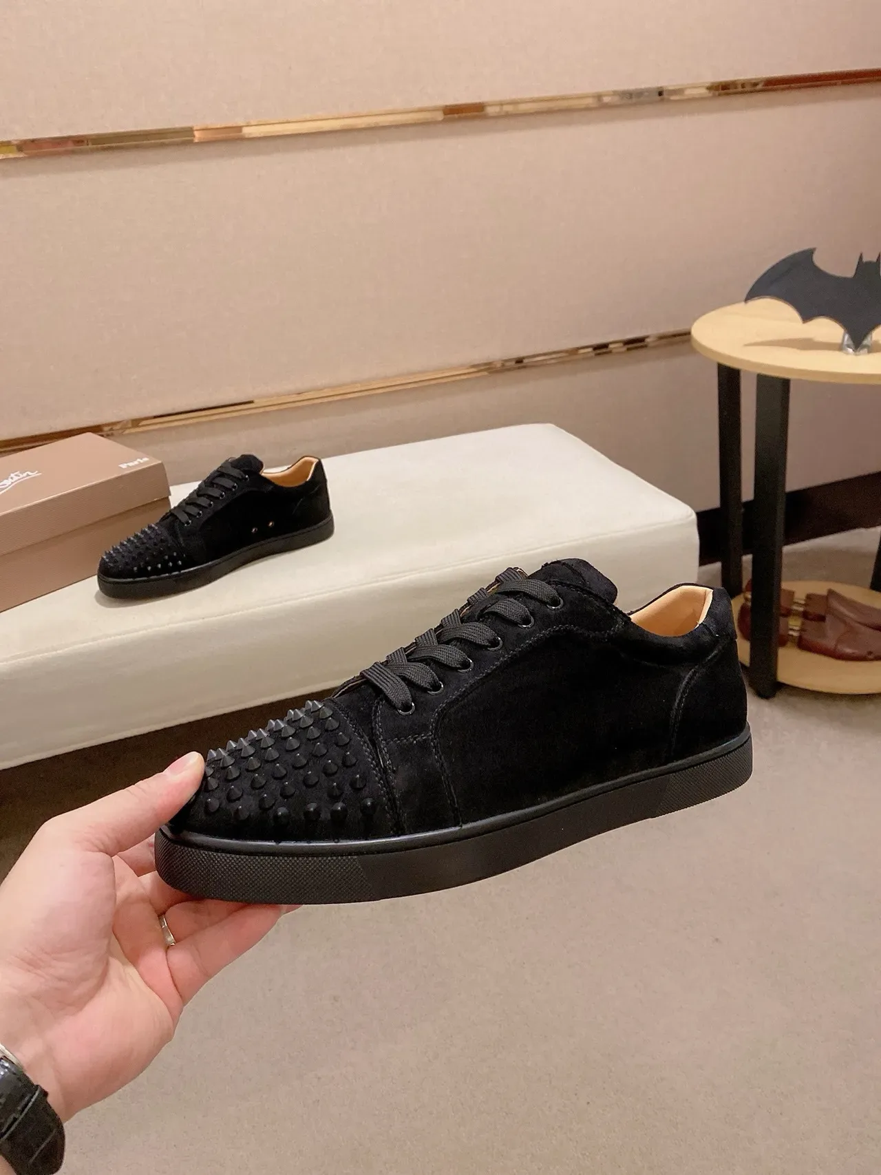 Christian Louboutin Spike Sneaker Chaussure Noire en Daim à Spikes sur la Pointe et le Talón Chaussure Lifestyle 5