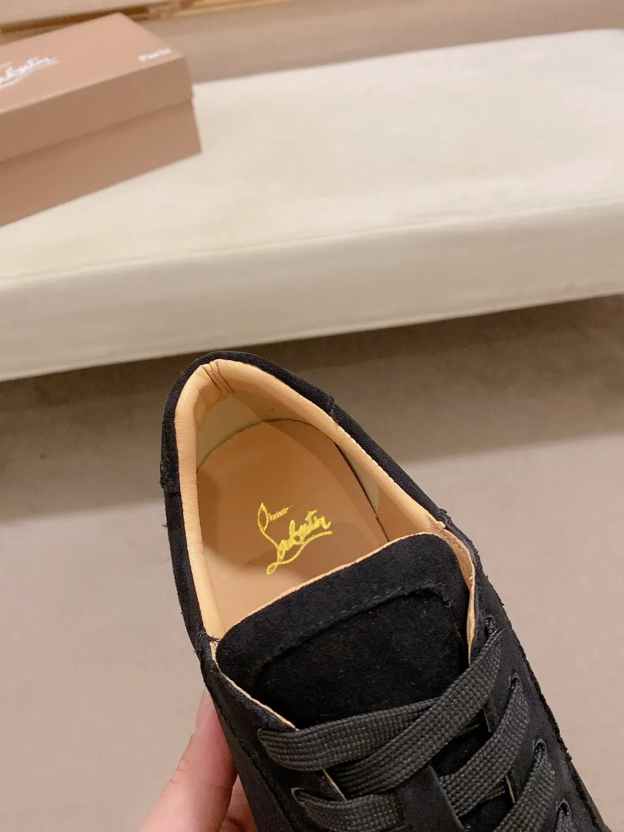 Christian Louboutin Spike Sneaker Chaussure Noire en Daim à Spikes sur la Pointe et le Talón Chaussure Lifestyle 6