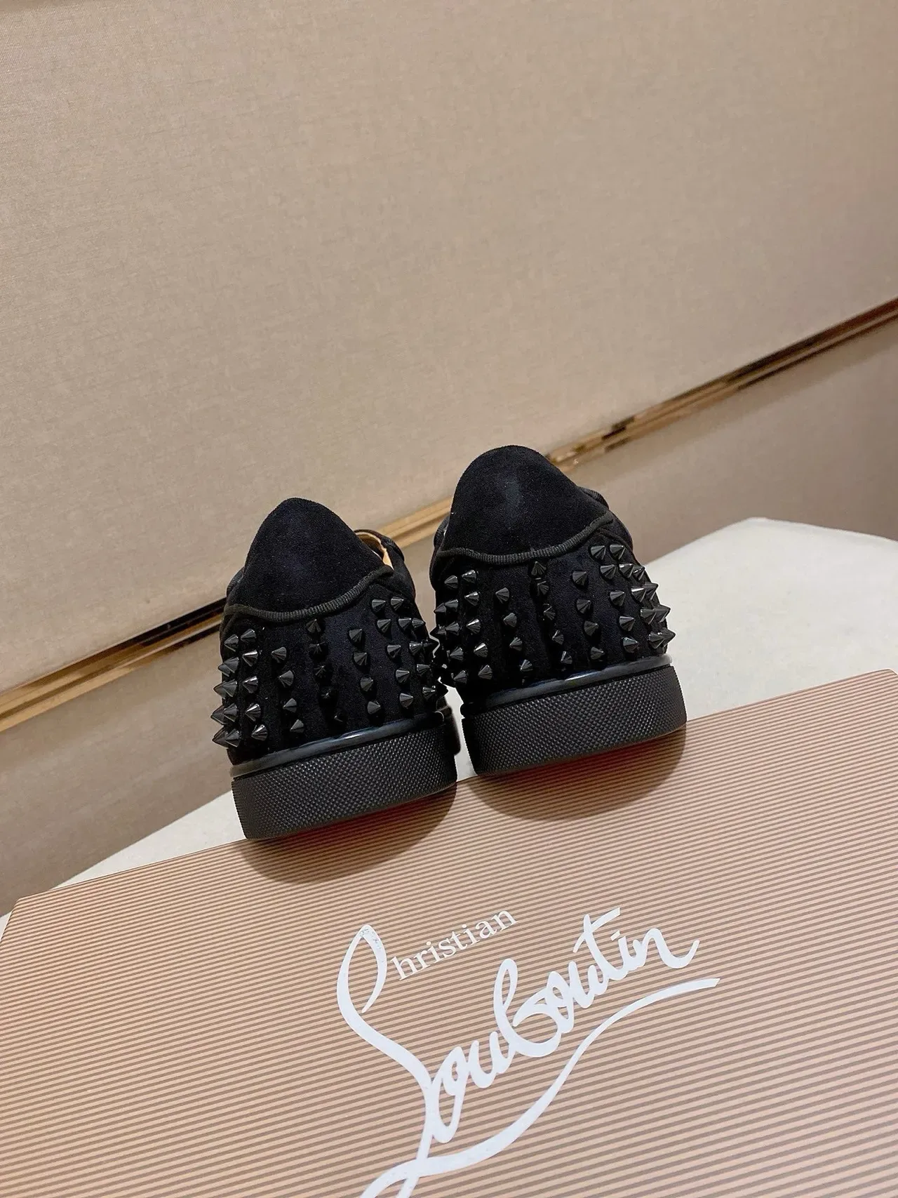 Christian Louboutin Spike Sneaker Chaussure Noire en Daim à Spikes sur la Pointe et le Talón Chaussure Lifestyle 7