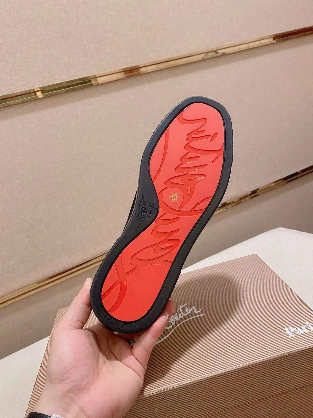 Christian Louboutin Spike Sneaker Chaussure Noire en Daim à Spikes sur la Pointe et le Talón Chaussure Lifestyle 8