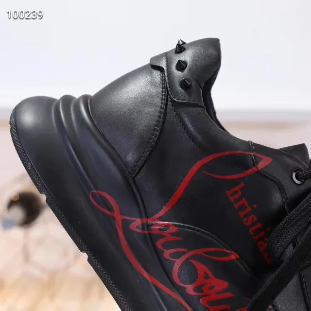 Christian Louboutin Sneakers lifestyle en cuir noir et rouge à spikes 2