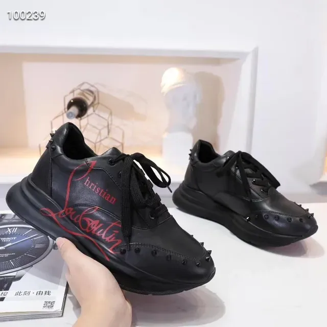 Christian Louboutin Sneakers lifestyle en cuir noir et rouge à spikes 4