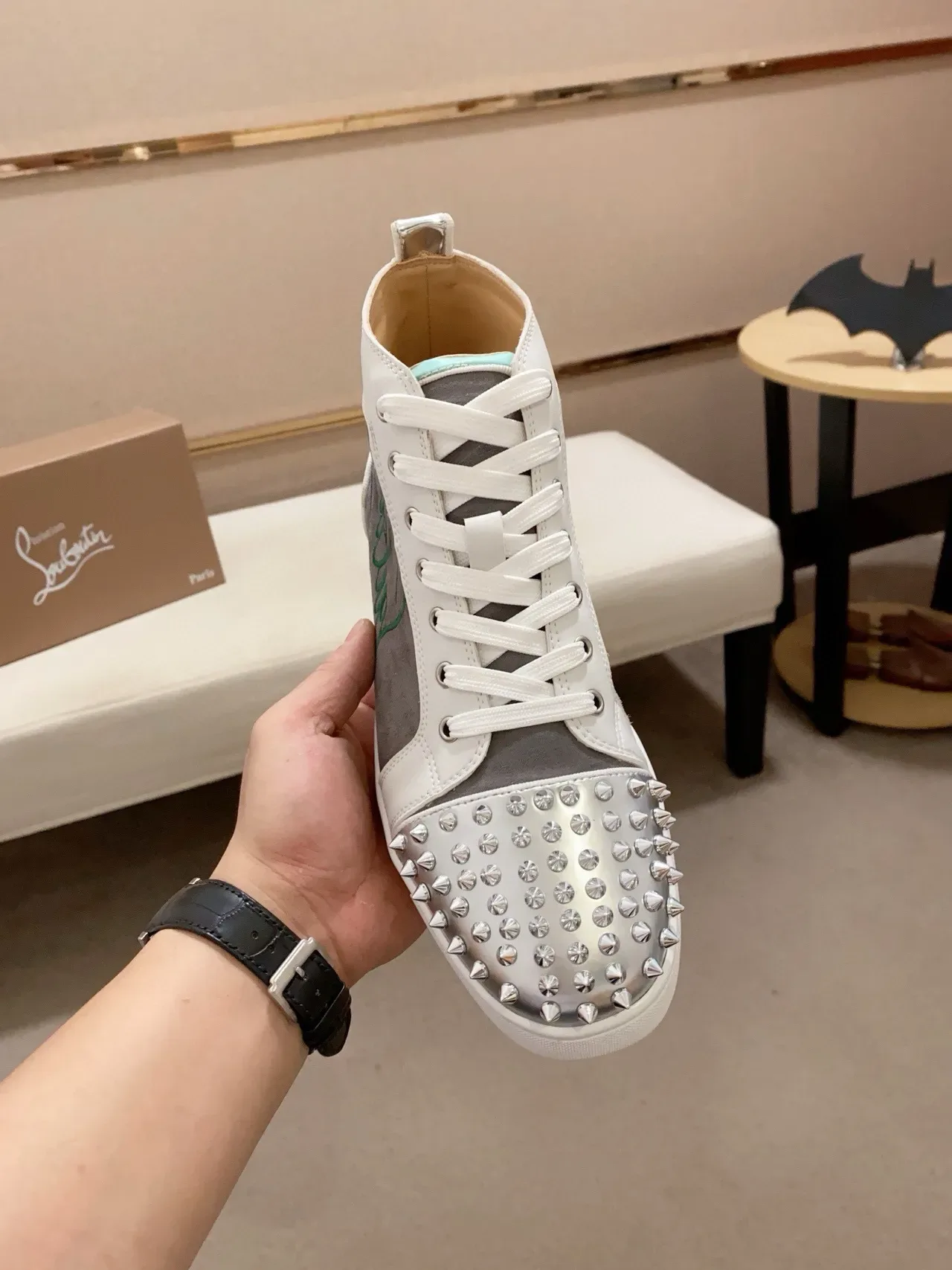 Christian Louboutin Tênis Lifestyle Branco Cinza com Embouts Studded de Topo Alto 2