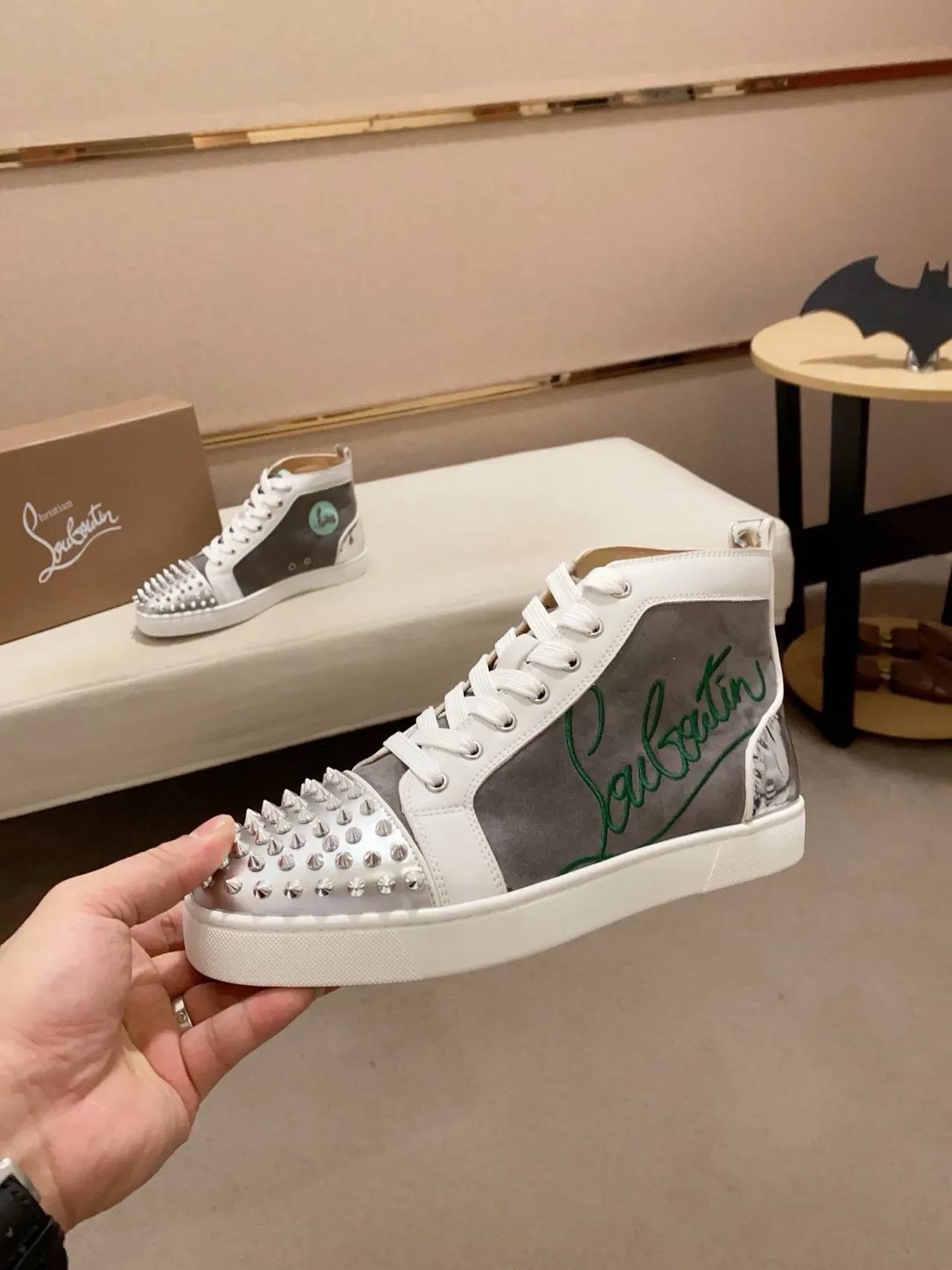 Christian Louboutin Tênis Lifestyle Branco Cinza com Embouts Studded de Topo Alto 3