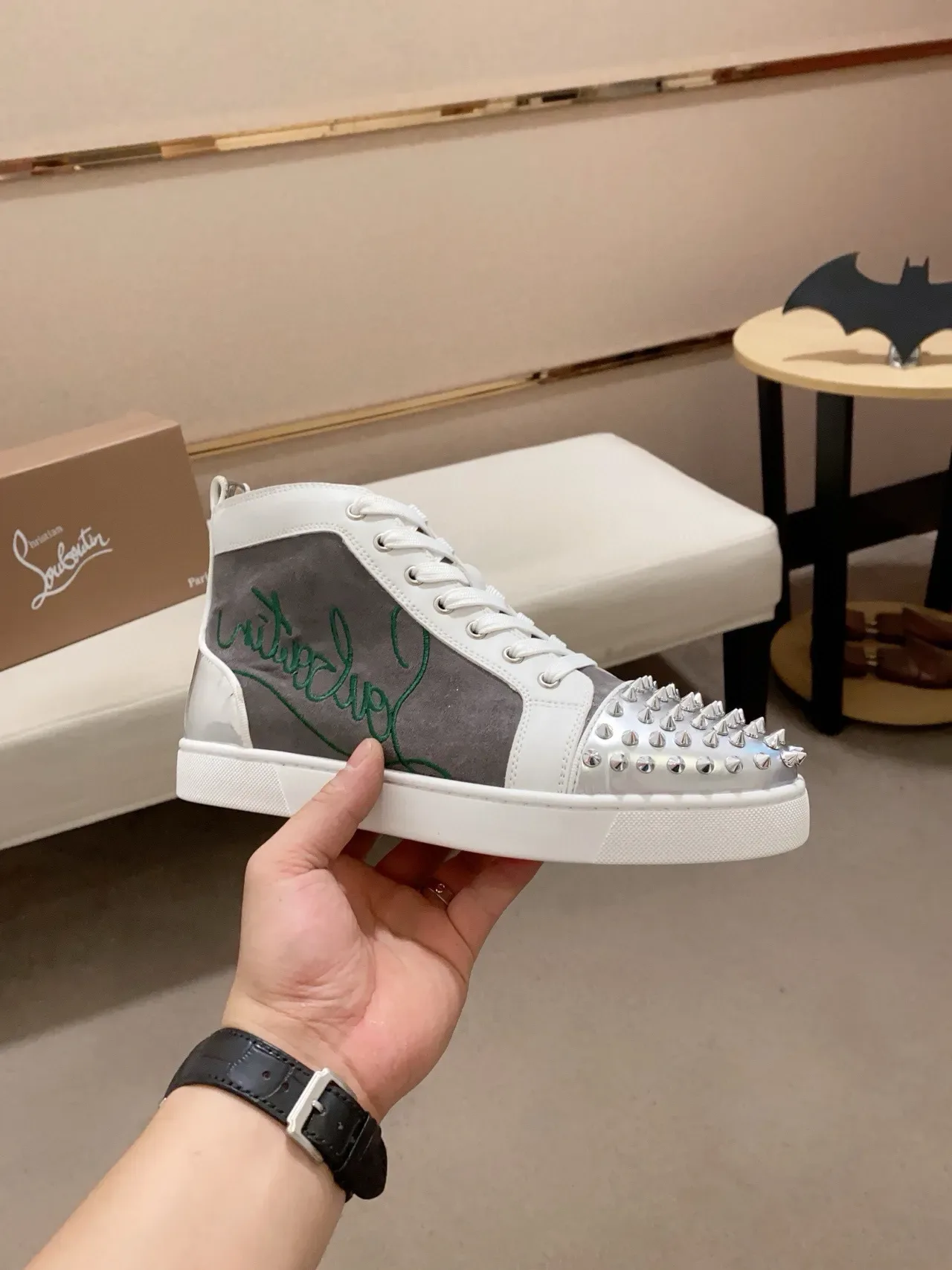 Christian Louboutin Tênis Lifestyle Branco Cinza com Embouts Studded de Topo Alto 4