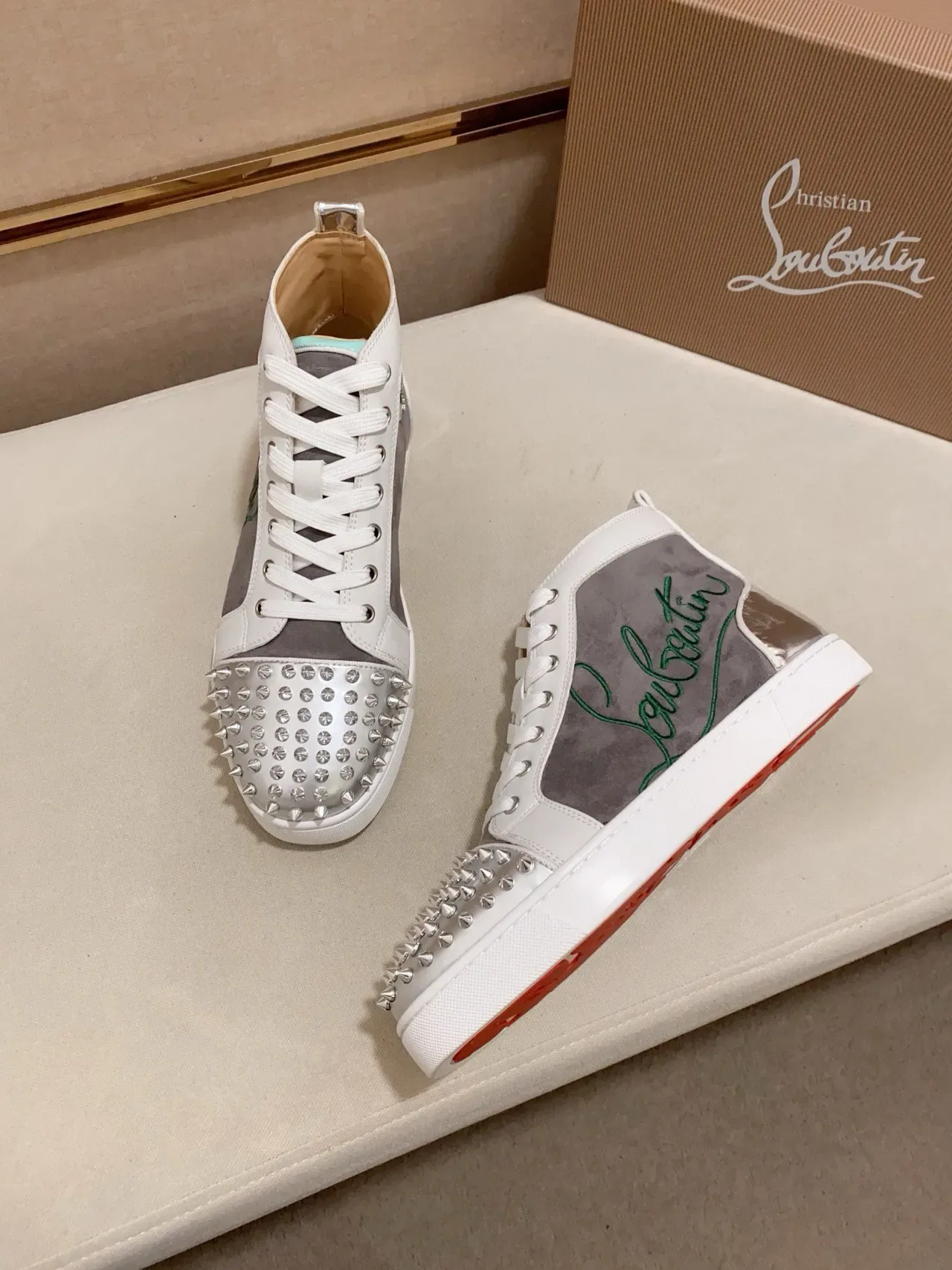 Christian Louboutin Tênis Lifestyle Branco Cinza com Embouts Studded de Topo Alto 7
